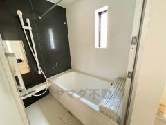 1日の疲れを癒すくつろぎのバスルーム。足を伸ばしてもゆったりと入れるサイズです。お子様と一緒にお風呂に入っても狭くないですね^^