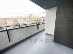 陽当たりの良いバルコニーです。お洗濯やお布団干しはもちろん、日光浴スペースにも。足元は防水工事施工済です。