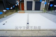 カースペースは並列3台分を確保＾＾ ご夫婦で1台ずつとご友人や急な来客があっても安心です＾＾