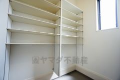 同仕様写真。シューズインクローゼットも完備されており、玄関収納も問題ありません。棚の上にお花など飾ってインテリアも楽しめますね。