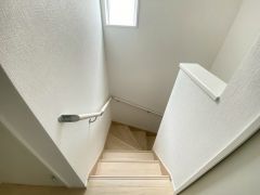 階段には小窓を配置しました。日中でも暗くなりがちな階段下が明るくなり安全ですね。