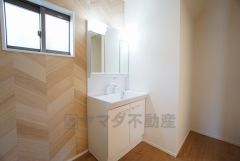 三面鏡つき洗面台。収納も一体型になっているので、ドライヤーやヘアアイロンの置き場に困りませんね。