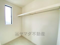 収納力豊富なウォークインクローゼット付き。洋服や小物などを1箇所にまとめて美しい収納を実現します。