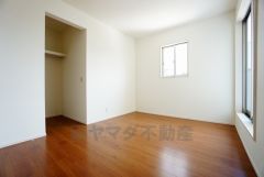 同仕様写真。住む人のこだわりを活かす洋室＾＾日当たりがよく、寝室としての利用もおすすめ。広めのクローゼットもあり荷物もすっきり片付けれ、ゆとりのある暮らしが出来ます＾＾