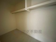 収納力豊富なウォークインクローゼット付き。洋服や小物などを1箇所にまとめて美しい収納を実現します。