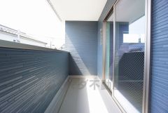 南西側に面した大型のバルコニーは日当たり良好です。お洗濯物も気持ちよく干せそうです。 テーブルとイスを置いてカフェタイムや日光浴、星を眺めたりも良いですね^^