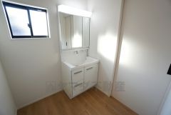 同仕様写真。三面鏡つき洗面台。収納も一体型になっているので、ドライヤーやヘアアイロンの置き場に困りませんね。