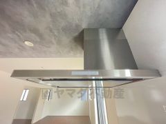 同仕様写真。調理により発生する油煙や臭いを吸い込み、屋外へ排気してくれます。