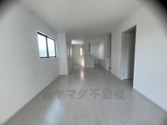 リビングは広々とした設計で、家族が集い、寛ぐ暮らしの空間を演出しています。将来にわたって住みやすくプランニングを重ねて設計された間取で日々の生活をしやすい導線を考えた居住空間を創り上げております＾＾