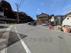 前面道路は公道南東側約8.7ｍ。 幅広く、車通りも少ないため駐車や離合がスムーズです＾＾