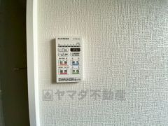 雨の日の洗濯も安心できる浴室暖房乾燥機付き浴室。リモコンで操作もボタン1つで簡単。 浴室暖房乾燥機には、暖房、乾燥、涼風、換気の4つの機能が付いています。タイマー付きです。