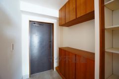 たっぷり収納できるシューズボックスです。家族全員の靴がきれいに整頓できます。棚の上にお花や写真を飾っても良いですね。