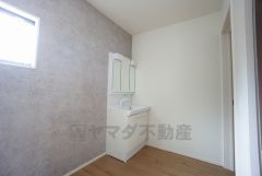 三面鏡つき洗面台。収納も一体型になっているので、ドライヤーやヘアアイロンの置き場に困りませんね。