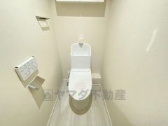 温水洗浄機付トイレです。節水機能もあるので、安心して使えますね。
