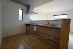 耐久性にも優れた人造大理石トップです。汚れもサッと拭き取ることができ、お掃除もラクラク。対面式キッチンが家族の会話も盛り上げます。食器洗浄乾燥機付。