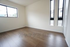 2面採光を確保した明るい室内は、風通しも良く、大変居心地の良い空間となっております。爽やかな風を感じて起きる朝は、快適生活の始まりに。