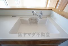 色も形もキレイなシンクは、広さも確保しているので、大きめの鍋も簡単に洗えます。