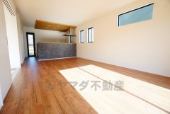 対面式キッチンを中心としたリビングダイニングで家族の会話が弾みそうです。