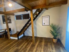 ご年配の方でも安心できる、手すり付き階段です＾＾段差も低めで設定されてますので安全性にも優れてますね＾＾