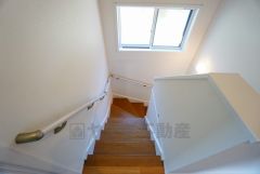 同仕様写真。ご年配の方でも安心できる、手すり付き階段です＾＾段差も低めで設定されてますので安全性にも優れてますね＾＾