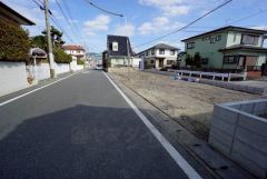 前面道路は北西側約6ｍ、南西側約4.5ｍ。