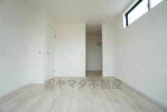 同仕様写真。住む人のこだわりを活かす洋室＾＾日当たりがよく、寝室としての利用もおすすめ。広めのクローゼットもあり荷物もすっきり片付けれ、ゆとりのある暮らしが出来ます＾＾