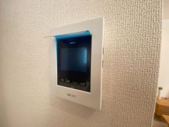 防犯性、セキュリティ対策に安心できるテレビモニター付きインターフォンです。セールスマン対策にもなり安心できます。