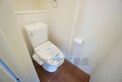 温水洗浄機付トイレです。節水機能もあるので、安心して使えますね。もちろん、1階2階の2ヶ所にトイレがあるので、忙しい朝にもゆとりができますね。