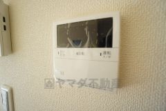 キッチン横からお湯張り、追い炊き、足し湯がボタン一つで楽々操作できる給湯機リモコンです＾＾忙しい夕飯の準備の時間帯に重宝しますね。