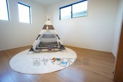 2面採光を確保した明るい室内は、風通しも良く、大変居心地の良い空間となっております。爽やかな風を感じて起きる朝は、快適生活の始まりに。