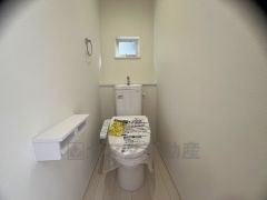 温水洗浄機付トイレです。節水機能もあるので、安心して使えますね。もちろん、1階2階の2ヶ所にトイレがあるので、忙しい朝にもゆとりができますね。