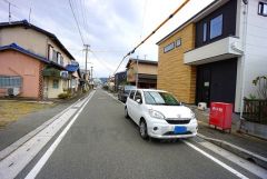 前面道路は8ｍ以上で駐車や離合がスムーズにできます＾＾ カースペースは停めやすい並列駐車2台付きです。