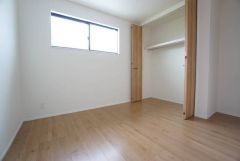 暖かい日差しが差し込む洋室。たっぷり収納できるクローゼット付きでお部屋の中をすっきりと快適に保てます。