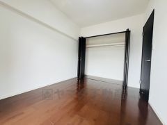 住む人のこだわりを活かす洋室＾＾日当たりがよく、寝室としての利用もおすすめ。広めのクローゼットもあり荷物もすっきり片付けれ、ゆとりのある暮らしが出来ます＾＾