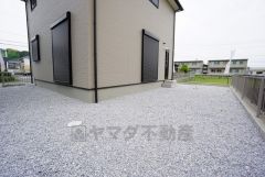 駐車スペースとは別にお庭もついております。広さも十分あるので、ガーデニングやBBQなど楽しみの増えるお庭です＾＾