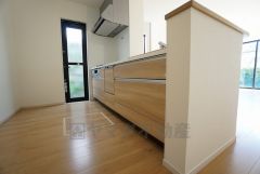 同仕様写真。対面式カウンターキッチンからはお子様の様子が見守れます。ダイニングへの配膳や調理の時便利なカウンター付き。