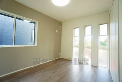 2面採光を確保した明るい室内は、風通しも良く、大変居心地の良い空間となっております。爽やかな風を感じて起きる朝は、快適生活の始まりに。