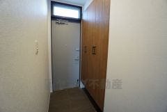 たっぷり収納できるシューズボックスです。家族全員の靴がきれいに整頓できます。採光も考えられた明るい玄関です。