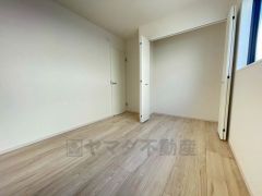 明るい洋室です。ナチュラル色のフローリングで開放的な優しい雰囲気になっています＾＾ベッドや机、ＴＶを置いてもゆとりのある広さです。