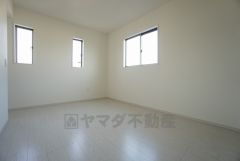 同仕様写真。2面採光を確保した明るい室内は、風通しも良く、大変居心地の良い空間となっております。爽やかな風を感じて起きる朝は、快適生活の始まりに。