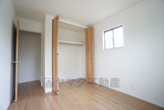 全居室に収納完備。下段を引き出し収納にするなど、空いたスペースを有効活用すれば収納力がグッと高まります。常に整理整頓されたお部屋は気持ちがいいです＾＾