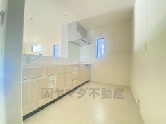 耐久性にも優れた人造大理石トップです。汚れもサッと拭き取ることができ、お掃除もラクラク。対面式キッチンが家族の会話も盛り上げます。食器洗浄乾燥機付。