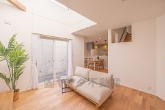 広々とした設計で、家族が集いやすく、くつろぎやすいリビングです。