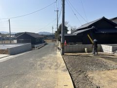 前面道路は公道南側約5.44～5.76ｍ。車通りが少ないため、小さなお子様がいるご家庭でも安心です＾＾