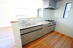 対面式カウンターキッチンでお子様の様子が見守れます。カウンタートップは耐熱性に優れており、日ごろのお掃除もふき取るだけでＯＫ。ステンレスシンクも簡単にお掃除できますよ。