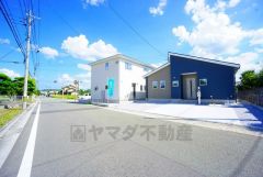 前面道路は大型車両の交通も少なく静かで快適な生活を送れます＾＾ 前面道路は6ｍ以上と駐車がスムーズにできます＾＾