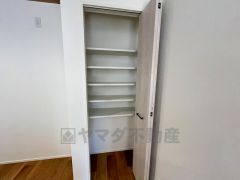 キッチン横可動棚式パントリー。食器やキッチン用品、食料品の保存に便利です＾＾可動棚式なので高さのある物もスッキリ収納できます＾＾