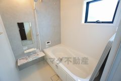 1日の疲れを癒すくつろぎのバスルーム。足を伸ばしてもゆったりと入れるサイズです。お子様と一緒にお風呂に入っても狭くないですね^^