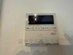 給湯器リモコンはキッチン横からボタンひとつで操作が楽々。通話ボタン付きでお子様とも会話ができて安心です。