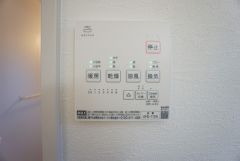 浴室暖房乾燥機には、暖房、乾燥、涼風、換気の4つの機能が付いています。タイマー付きです。